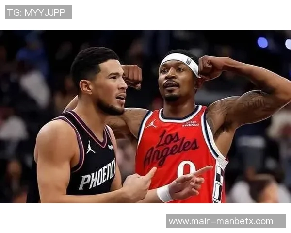 布克半场表现稳定9投4中贡献11分1助攻展现中规中矩的实力 布克半场表现稳定9投4中贡献11分1助攻展现中规中矩的实力