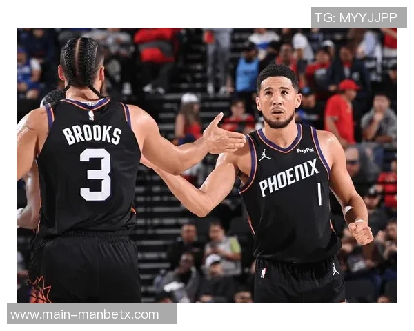 布克半场表现稳定9投4中贡献11分1助攻展现中规中矩的实力 布克半场表现稳定9投4中贡献11分1助攻展现中规中矩的实力